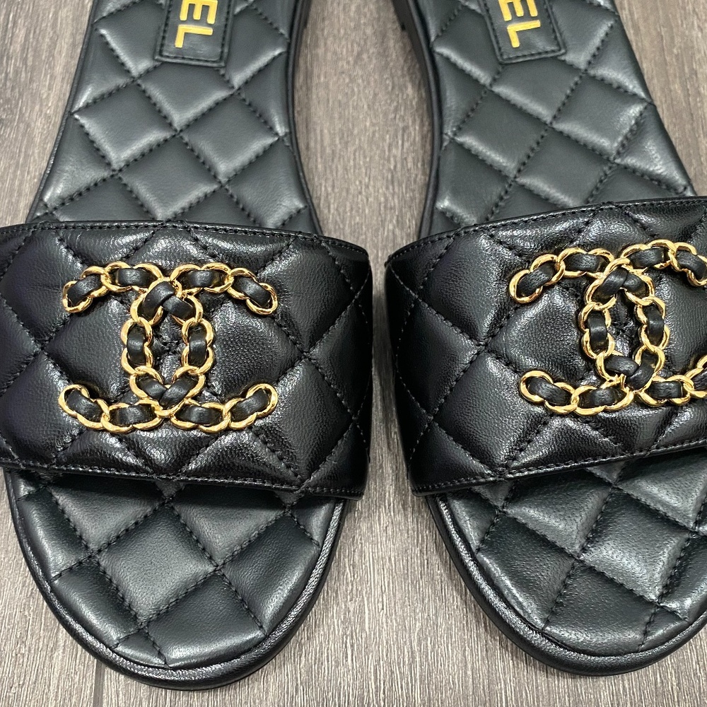 2023 CHANEL GOLD CHAIN CC LOGO BLACK LEATHER FLAT SHOES SLIDES MULES 38 - Picture 6 of 16